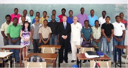 駐海地大使黃再求參觀聖路易高中華語教學