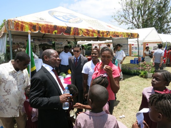 克國道格拉斯總理參觀駐館攤位並與現場戶外教學學童親切互動