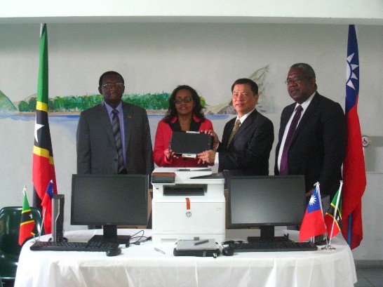 駐館丘大使高偉(右二)代表援贈克國醫療專用資訊設備。