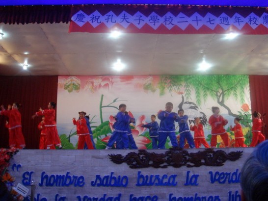 秘魯「孔夫子學校」校慶活動中，小學生表演泥娃娃。