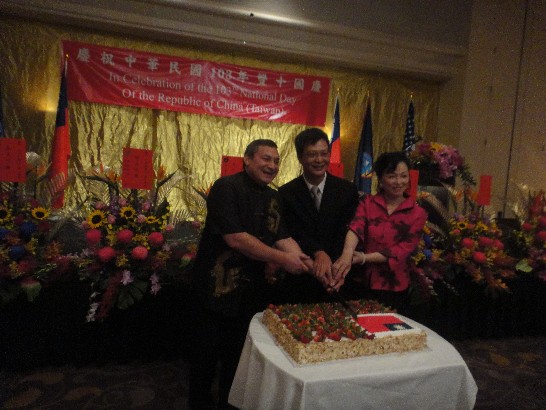胡總領事夫婦與關島總督Eddie Calvo共同切下慶祝我國103年國慶蛋糕