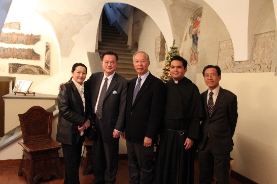 王大使豫元夫婦（左一及二）、江國雄爵士（左三）與教廷聖器室馬達蘭神父（右二)合影