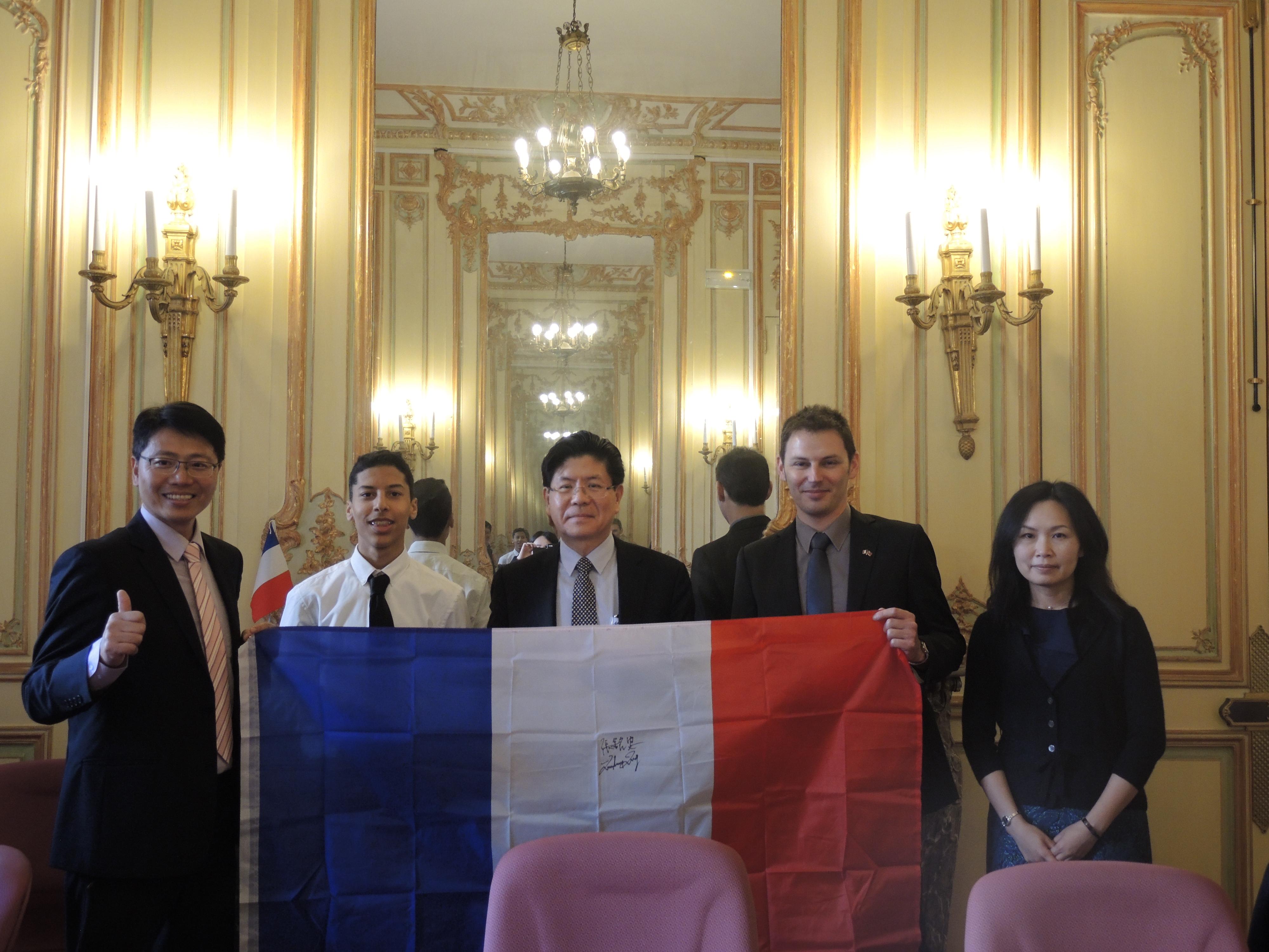 P. Neruda國中學生代表請張大使於法國國旗簽字