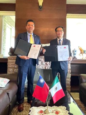 Embjador Cheng y Senador Antono García firmaron acuerdo de cooperación para beneficiar a niños con capacidades especiales.