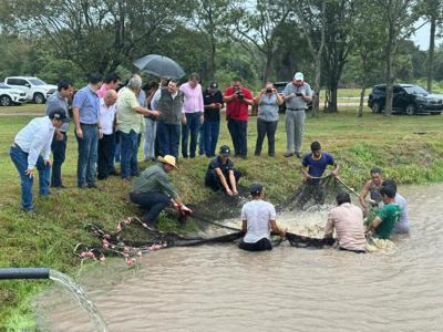 巴拉圭科迪耶拉省的坎特羅家族在台灣技術團協助下從事水產養殖的成功案例