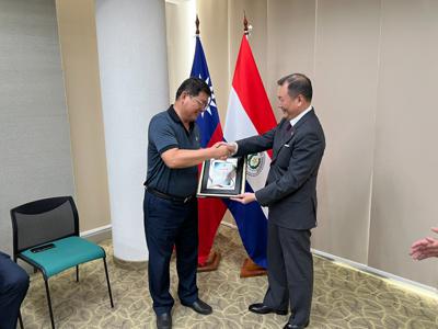 Embajador José Han les entregó placa de reconocimiento de Mejor Misión Técnica en el extranjero a todos los miembros de la Misión