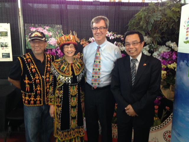 (right to left) Ambassador Rong-chuan Wu, Representative of the Taipei Economic and Cultural Office in Canada, poses with Ottawa City Major Jim Watson, and Mr. and Mrs. Po-jen Lee, leaders of the Taiwanese-Canadian Association of Ottawa, at the 2016 Canadian Tulip Festival in May 2016.