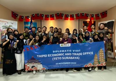 Director General TETO Surabaya, memberikan penjelasan kepada Foreign Policy Community of Indonesia, FPCI-Jawa Timur tentang kebijakan lintas selat pemerintahan Taiwan danmempromosikan partisipasi Taiwan kedalam organisasi internasional UNFCCC dan INTERPOL.