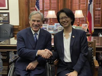 Director General Yvonne Hsiao of TECO in Houston met with Texas Governor Greg Abbott on September 11