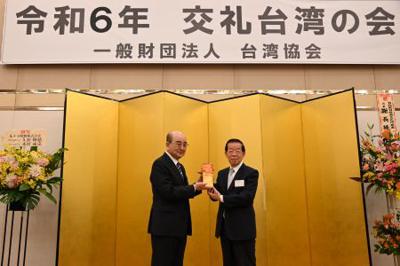 日本「一般社團法人台灣協會」頒贈謝大使感謝獎座