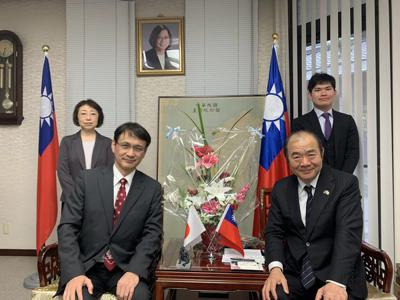 日本養豚協会鋤柄卓夫事務局長と遠藤貴美代主任は3月12日当処を訪問。今月の台湾訪問視察について意見交換。