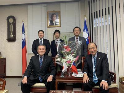 熊本県町村会竹崎一成会長と宮川章二事務局長一行は3月11日当処をご来訪。8月の台湾訪問のついて意見交換。