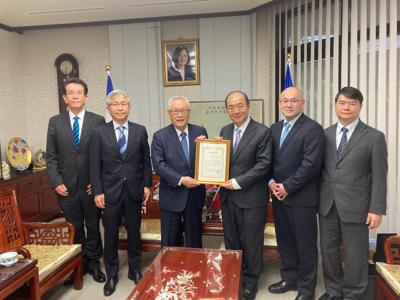 4月30日、陳銘俊総領事は、花蓮地震への義援金寄付に対する福岡工業大学大谷忠彦理事長に感謝状を贈呈しました。