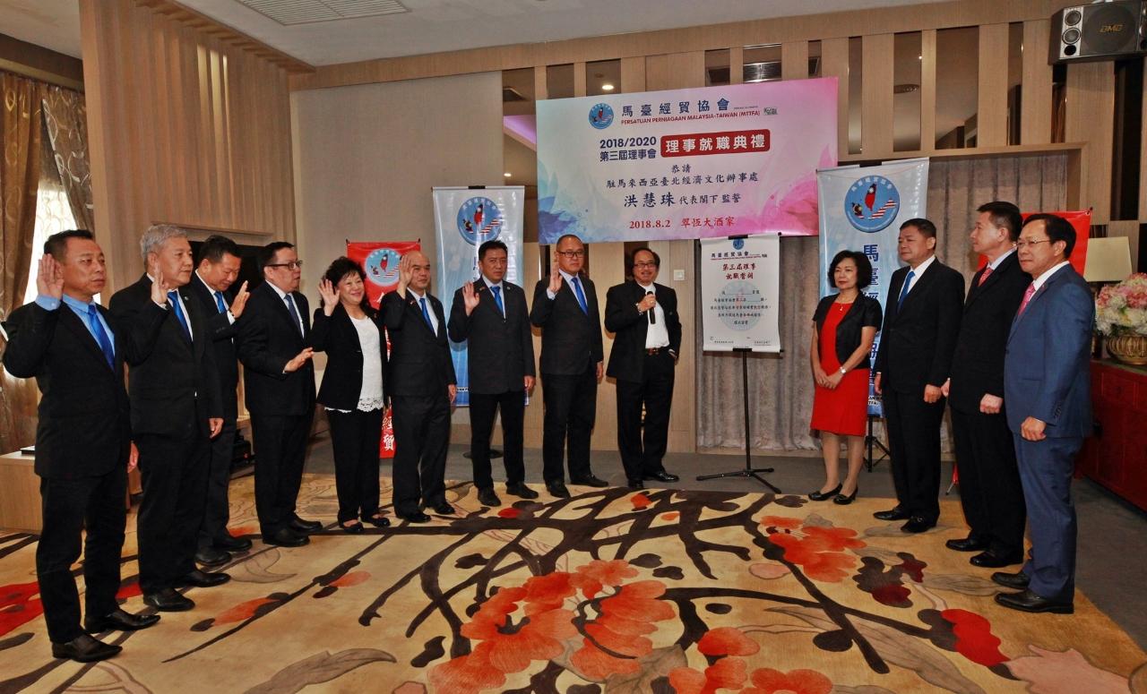 洪大使慧珠（右4）出席馬臺經貿協會第3屆理事就職典禮。

