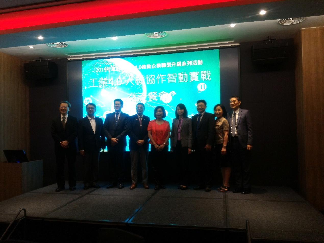 Representative Anne Hung (5th from right) attends the Networking Dinner of “Industrial 4.0~Human-Robot Collaboration Seminar”.

