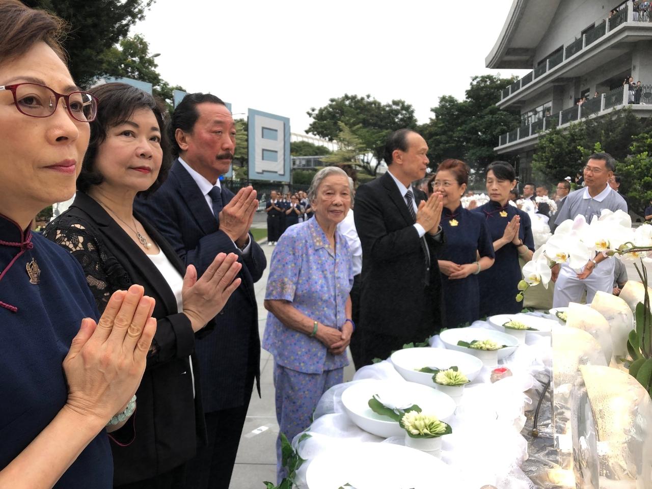 Representative Anne Hung (left from second) participates in Buddha Bathing Ceremony with honored guests.