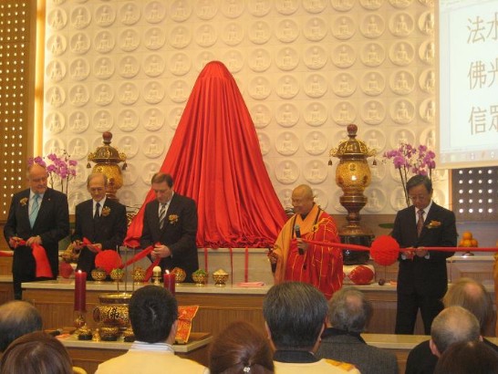 奧地利最大的佛教寺廟「維也納佛光山」於本年11月28日上午10：30舉行落成開光儀式，活動由佛光山心定法師代表星雲大師主持，駐奧地利代表處陳代表連軍偕洪秘書蔚宇、維也納第15區區長Gerhard Zatlokal、奧地利佛教會會長Gerhard Weissgrab以及歐洲各國佛光會代表、奧地利之信眾等共700人出席本儀式。