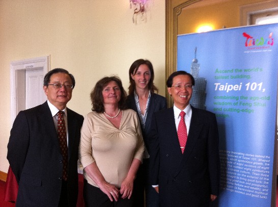 陳代表與盧比安那漢學系系主任Prof. Rosker、台灣研究中心主任Dr. Sasa Istenic及台灣民主基金會黃執行長德福合影。