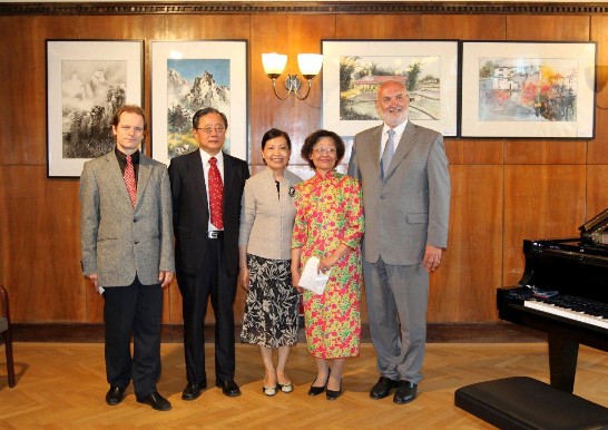 Legende Gruppenphoto (TzouChungPhoto1.jpg) von links nach rechts: Prof. Prause, Hr. Direktor Chen &amp; Gattin, Fr. Tzou-Chung, Mag. Daubeck.