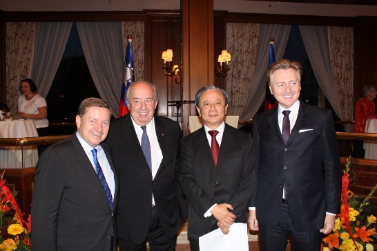 陳大使與奧國國會議員合影