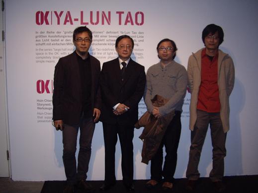 陳大使(左二)與我國參展藝術家黃心健(右二)及陶亞倫(右一)合影