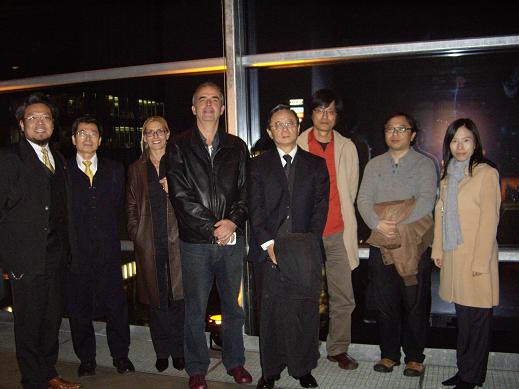 陳大使(右四)、藝術館館長Dr. Martin Sturm (左四)、我國參展藝術家及駐處同仁合影
