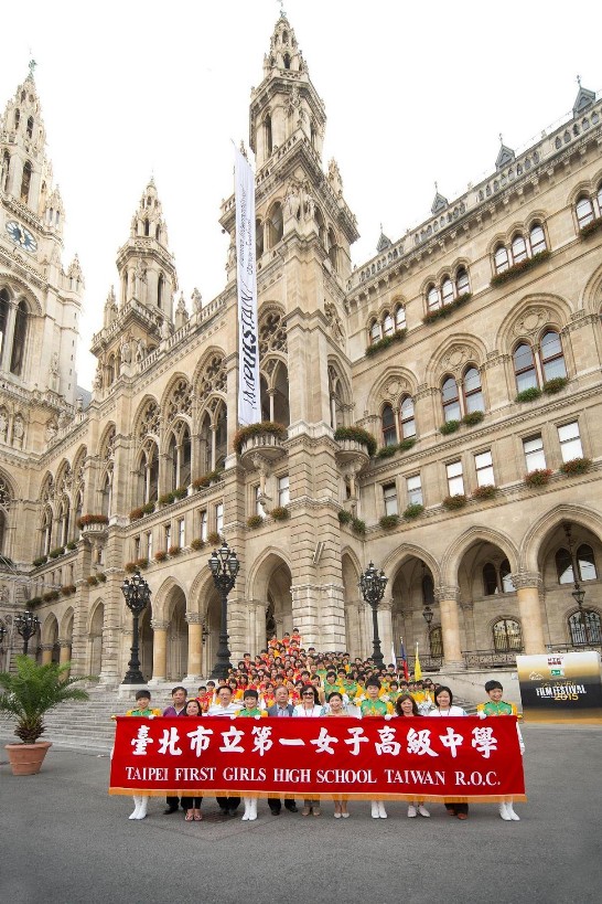 我國北一女中樂儀旗隊在維也納市中心-「市政廳廣場」（Rathausplatz）精彩演出