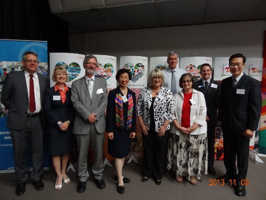 圖由左至右: 澳洲國家大學文化歷史及語言學院院長Professor Ken George、Mawson Primary School校長Amanda Andrews女士、Canberra College校長John Stenhouse先生、駐澳代表處張小月代表、澳洲首都特區教育訓練廳學習及教學處處長Leanne Wright女士、Kingsford Smith School教學主任Graeme Lambert先生、校長Jan Day女士、Gungahlin College副校長Craig Edwards、駐澳代表處教育組遲耀宗組長