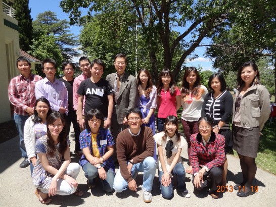 (左起) 102年臺灣澳洲國家大學獎學金博士受獎生黃維晨、102年臺灣澳洲國家大學獎學金博士受獎生陳宥樺 、博士後研究王爾謙、碩士生鄭可炫、102年臺灣澳洲國家大學獎學金博士受獎生林秉德、駐澳大利亞代表處教育組組長遲耀宗、碩士生蕭恩婷、碩士生吳雨寰、102年臺灣澳洲國家大學獎學金博士受獎生盧彥臻、駐澳大利亞代表處教育組黃慧琪博士及博士生邱子育；(前坐者由左至右) 博士生蕭伃伶、碩士生邵婉柔、博士生蔡凱筠、教育部公費獎學金博士生方鈞瑋、碩士生陳瓊芳及駐澳大利亞代表處教育組梁琍玲秘書。