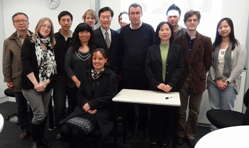 墨爾本大學中文系前系主任Dr Li Ping Du(左一)、駐澳代表處教育組組長遲耀宗(左六)、該校亞洲學程主任Dr Lewis Mayo(右五)、駐墨爾本辦事處翁處長瑛敏(右四)、會長Jacob Erlandsen(右六)及與會會員合影