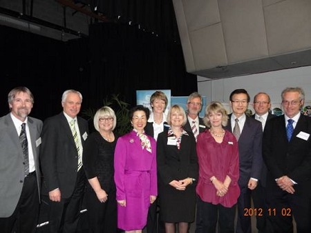 (左起)教育訓練廳科長Martin Hine、坎培拉初中校長Phil Beecher、教育訓練廳處長Leanne Wright、駐澳大利亞代表處張代表小月、教育訓練廳副廳長Leanne Cover、Mawson 小學校長Amanda Andrew、坎培拉高中校長John Stenhouse、Lake Tuggeranong高中校長Julie Murkins、 駐澳大利亞代表處教育組遲組長耀宗、Dickson 高中校長Rob Emanuel及坎培拉大學附設之Lake Ginninderra高中副校長Gerard Barrett。