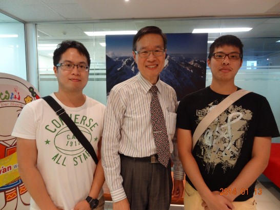 (左起)澳洲國立國家大學博士後研究王爾謙博士、駐澳代表處教育組遲耀宗組長及阿德雷德大學臺灣同學會聯絡人暨碩士生胡嘉哲。