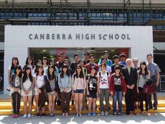 (右起)駐澳大利亞代表處教育組遲耀宗組長、臺北市立中正高中徐采晨老師、坎培拉高中主任教師Eileen Currie、坎培拉高中校長Phil Beecher