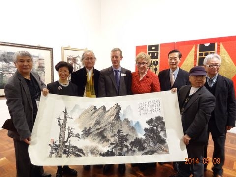 (圖由左至右)江明賢副院長、駐澳大利亞代表張小月、廖修平院長、澳洲國家大學國際事務副校長Erik Lithander、藝術學院院長Denis M. Ferris、駐澳教育組遲耀宗組長、鐘有輝執行長、林章湖教授(2014年5月9日攝於澳洲國家大學美術館開幕典禮)
