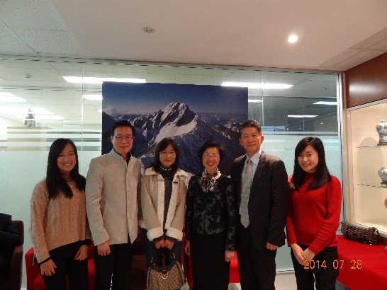(左起) 駐澳教育組卸任遲耀宗組長二千金遲家盈、遲耀宗組長、遲組長夫人王麗惠女士、駐澳代表張小月、教育組新任組長畢祖安及遲組長大千金遲曉瑄(2014年7月28日攝於澳大利亞代表處領務大廳)。