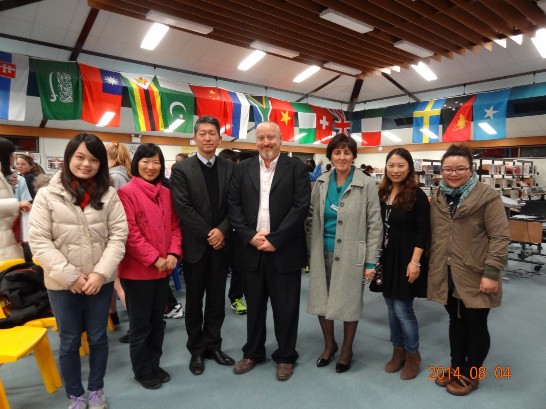 (圖左起)民德國中英文老師廖凡儀、校長蔡美燕、駐澳教育組畢祖安組長、梅洛斯中學新任校長Simon Vaughan先生、語言課程主任Evelyn Karapanos女士、中文老師Daisy Ruan、今年度教育部選派梅洛斯中學華語文教學助理溫政文同學(2014年8月4日攝於梅洛斯中學禮堂)