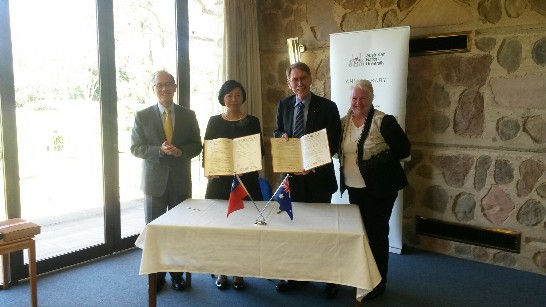 11月30日李大使出席(左一)「臺灣漢學研究資源中心」合作備忘錄簽約典禮，國圖曾館長淑賢及澳洲國家大學校長Ian Young(中立者)及大學圖書館長Roxanne Missingham(右一)