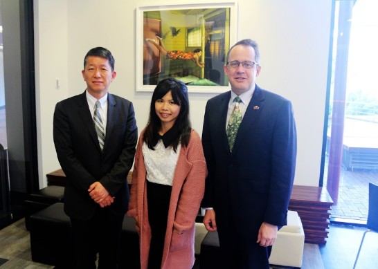 畢組長(左)與臥龍崗大學法學院院長Prof Warwick Gullett(右)以及臺灣學生會會長鍾蕙先(中)於活動前合影。