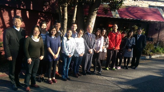 李大使大維偕同教育組宴請澳洲國立國家大學研究生同學會進行午餐座談會。席間相談甚歡，大使也給留學生們許多留學生活及學業上的建議。