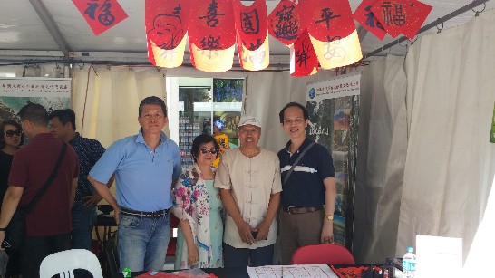 左至右：駐澳大利亞代表處教育組畢祖安組長、蘭亭書法研習社關德基老師及夫人、僑委會雪梨僑教中心黃國枏主任