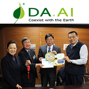 賴維中處長(左三)、富勝紡織柯漢哲董事長(左二)及慈濟澳洲布里斯本聯絡處負責人朱芬芳師姊(左一)，到大愛感恩科技參觀