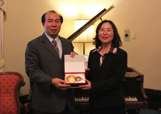 台北市議員市政考察團團長張議員茂楠致贈紀念品予墨爾本辦事處翁處長，感謝駐處協助。