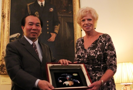 台北市議員市政考察團於3月27日下午拜會墨爾本市副市長Susan Riley，團長張議員茂楠致贈精美陶藝品予墨爾本副市長Susan Riley。