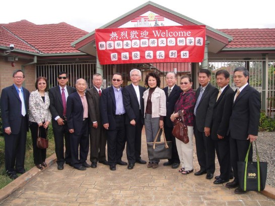 陳盛福主席(右五)、葉僑務委員清玉(右六)、周處長進發(右七)及曾僑務諮詢委員維佳(右八)等合影