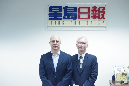 周進發處長(右)與星島日報高文輝行政總裁合影