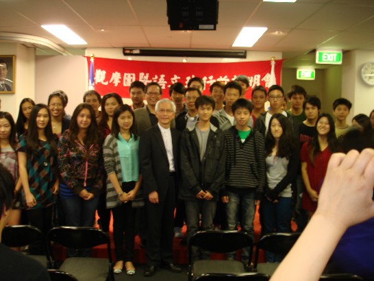 周處長進發與擬赴台參加語文班及觀摩團團員合影