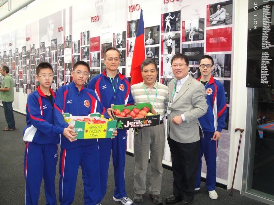 周處長進發向獲獎選手頒發賀函並與中華台北空手道代表隊合影