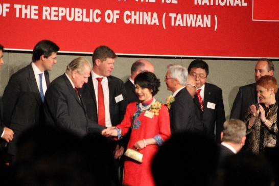 貴賓向周處長進發伉儷表達恭賀