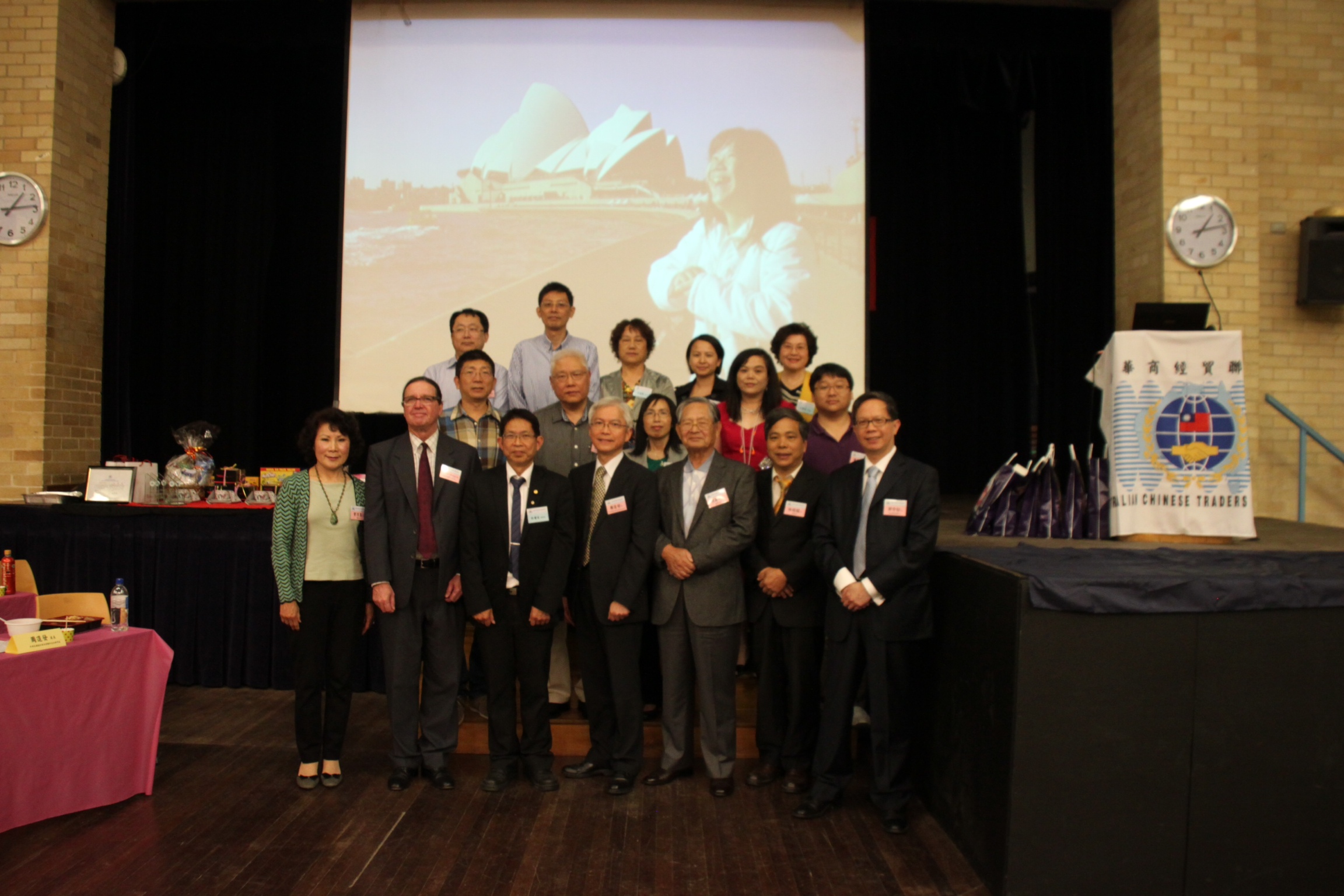 周處長進發和與會貴賓合影