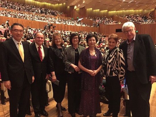 新州議會上議員David Clarke夫婦（左二、左三）、本處沈正宗處長夫婦（左一及左四）、前新州議會上議員Marie Ficarra夫婦（右二、右一）及世界多元文化藝術協會永久名譽會長陳秋燕女士（右三）等人合影